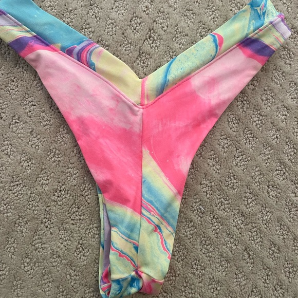 Oneone Swim Jenna Top + Jesse Bottom Bikini Set - Picture 3 of 6